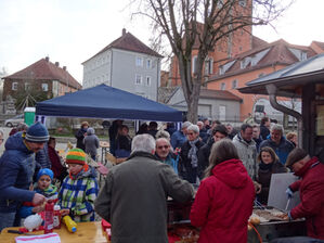 Die Grillmeister hatten alle Händevoll zu tun Bild: SPD Floß